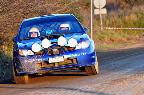Anders Rygaard tester, hvor meget man kan køre sidelæns i sin nye Subaru Impreza.